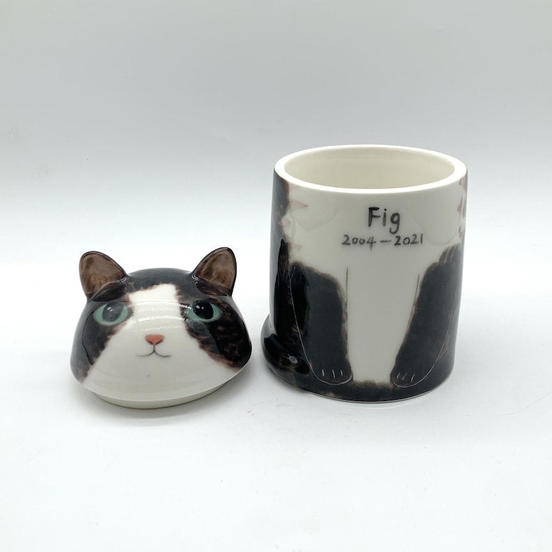 Personalised cat urns, dog urns.Customised dog memorials.Pet memorials.Dog special memories.Special Gifts.Custom Pet anniversary gifts.