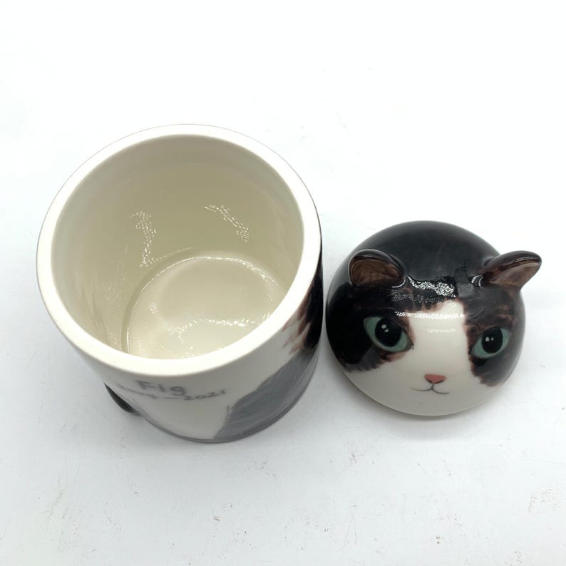 Personalised cat urns, dog urns.Customised dog memorials.Pet memorials.Dog special memories.Special Gifts.Custom Pet anniversary gifts.
